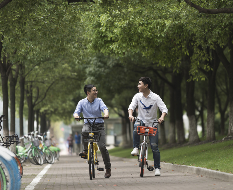 Dos personas paseando en bicicleta